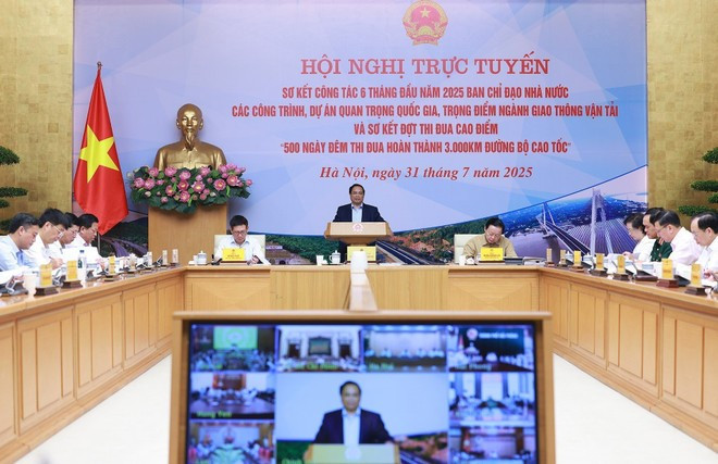 Le Premier ministre Pham Minh Chinh préside la 19e réunion du Comité d'État de pilotage pour les ouvrages et projets nationaux importants dans le secteur des transports. Photo: VNA