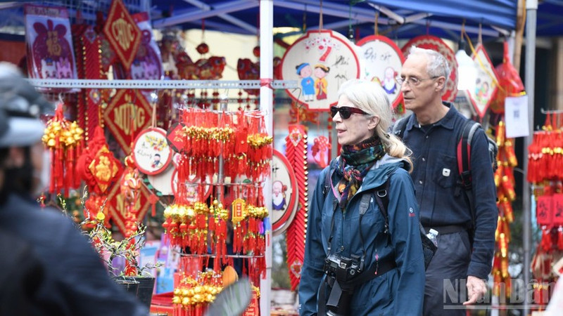 Des touristes étrangers visitent Hanoï à l'approche du Têt (Nouvel An lunaire). Photo : NDEL.