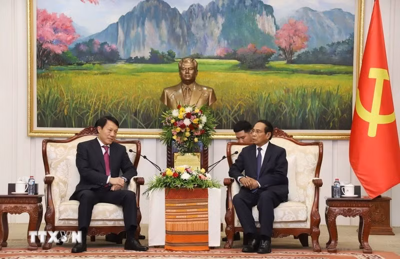 Le ministre Luong Tam Quang (gauche) et Bounthong Chitmani, membre du Bureau Politique, permanent du Secrétariat et vice-président du Laos. Photo : VNA.