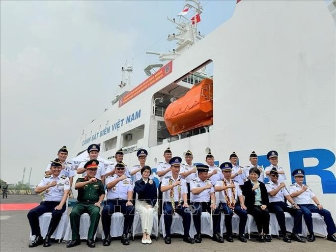 La cérémonie d'accueil s'est déroulée en présence de l'ambassadrice Ton Thi Ngoc Huong, représentante permanente du Vietnam auprès de l'ASEAN, du vice-amiral Irvansyah, commandant des garde-côtes indonésiens, de représentants de l'ambassade du Vietnam et du bureau de l'attaché de défense en Indonésie. Photo : VNA.
