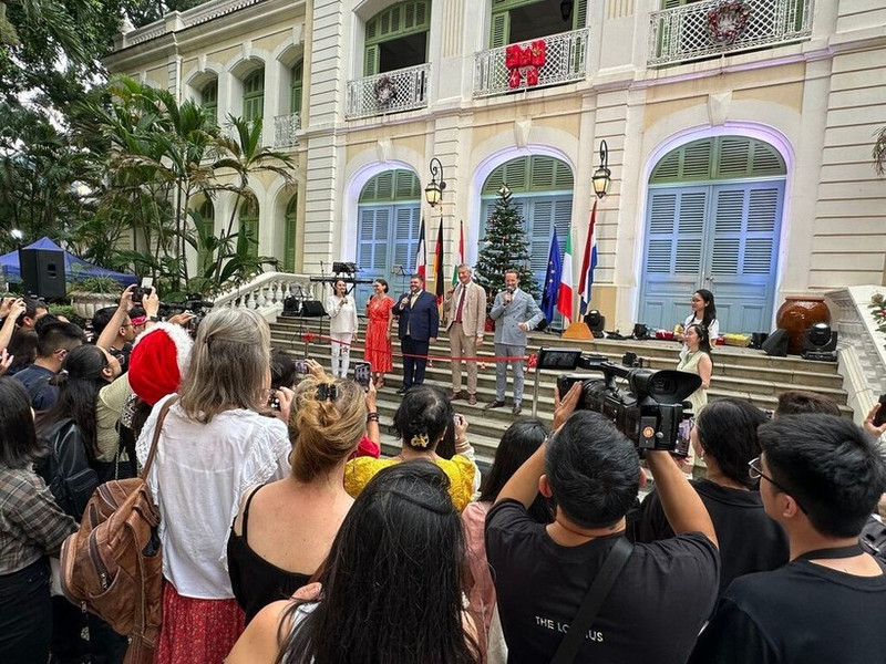 Des consules et consuls généraux de France, d'Allemagne, de Hongrie, d'Italie et des Pays-Bas inaugurent le premier marché caritatif européen de Noël, le 25 novembre 2023. Photo : VNA.