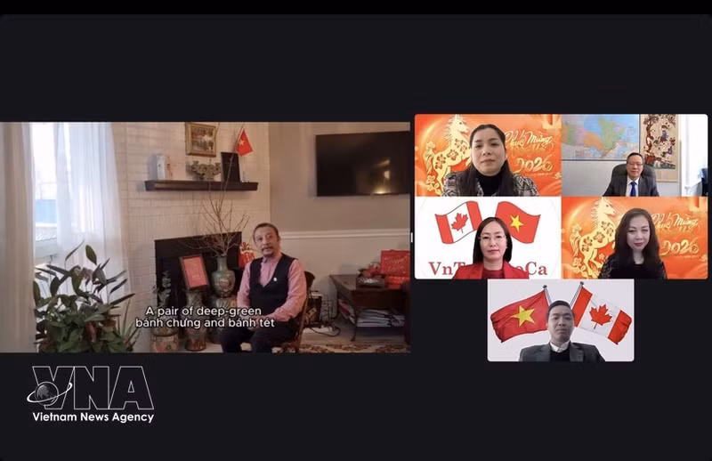 Des représentants des diverses associations de la communauté vietnamienne à travers le Canada prennent part au programme virtuel du Nouvel An et assistent au lancement de la rubrique dédiée aux produits vietnamiens au Canada. Photo : VNA.