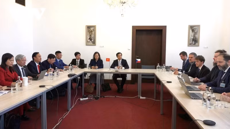 La délégation de l'Académie nationale de politique Hô Chi Minh travaille avec l'Agence tchèque du numérique et de l'information. Photo : VOV.