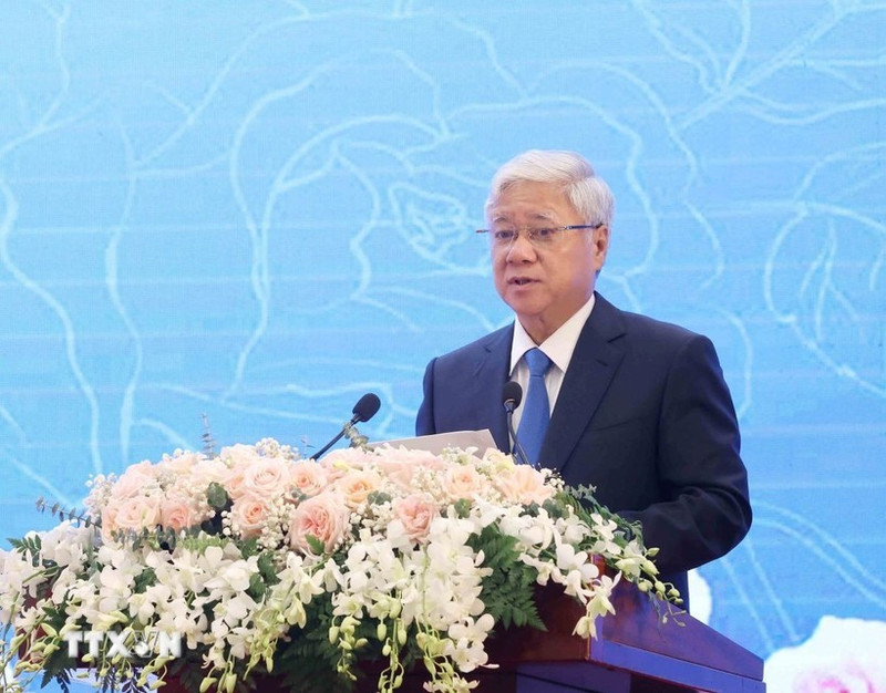 Le président du Comité central du Front de la Patrie du Vietnam, Do Van Chien, adresse une lettre de félicitations à Sinlavong Khoutphaythoune, président du Comité central du Front lao pour l’édification nationale (FLEN). Photo : VNA.