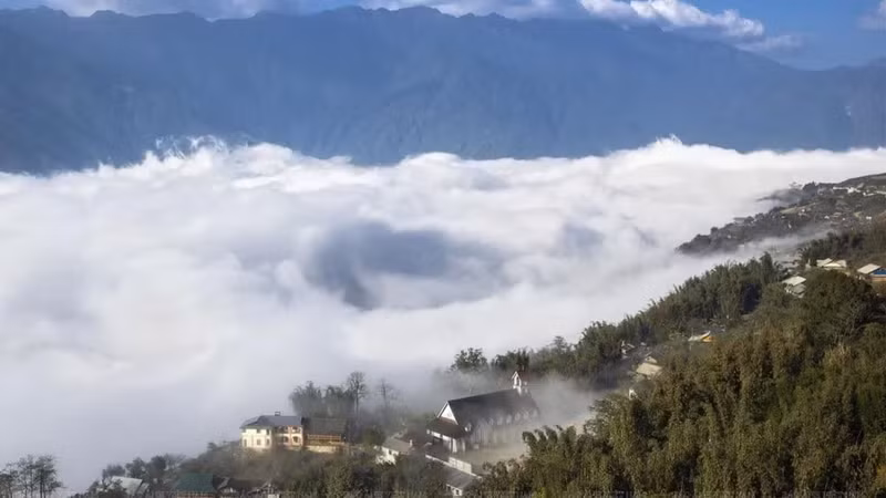 Les paysages naturels majestueux et la beauté sereine de Sa Pa, enveloppés de brume. Photo : NDEL.