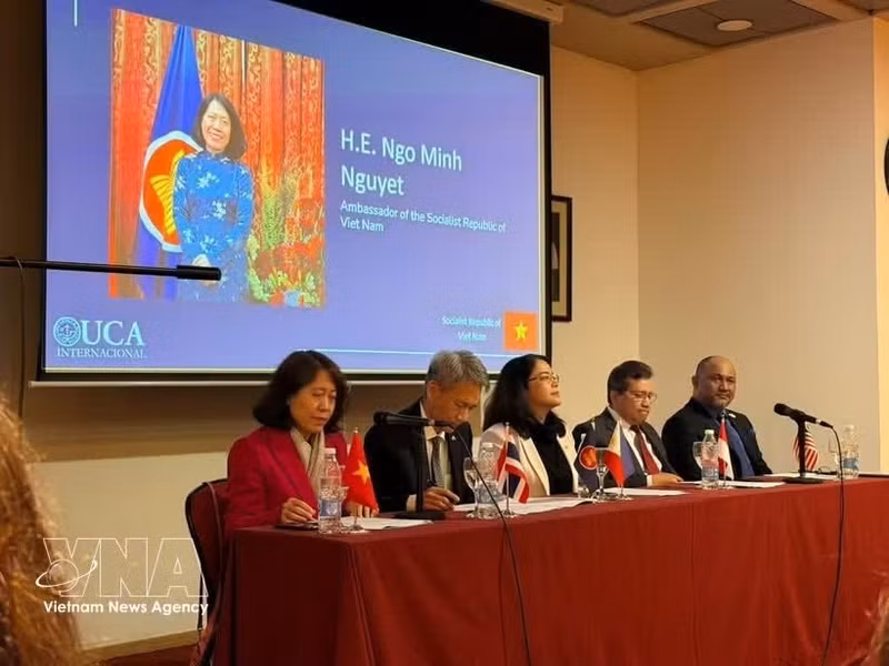 L’ambassadrice du Vietnam en Argentine, Ngo Minh Nguyet premier à gauche). Photo : VNA.