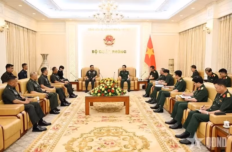 Entretien entre le général vietnamien Phan Van Giang et son homologue philippin Romeo Brawner Jr. Photo : qdnd.vn.jpg