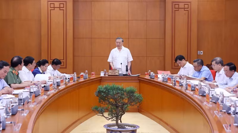 Le secrétaire général du Comité central du Parti et président de la République, To Lam, préside la séance de travail avec le Comité du Parti de la Sécurité publique et les organes concernés. Photo : VNA.