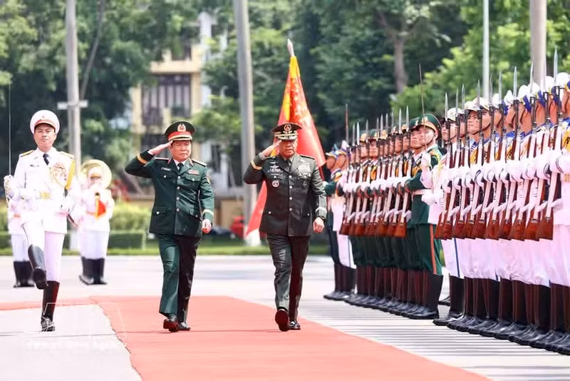 Le général Nguyen Tan Cuong, chef d'état-major de l'Armée populaire vietnamienne et vice-ministre de la Défense nationale, et le général Romeo Brawner Junior, chef d'état-major des forces armées philippines, passent en revue la garde d'honneur de l'Armée populaire vietnamienne. Photo : VNA.