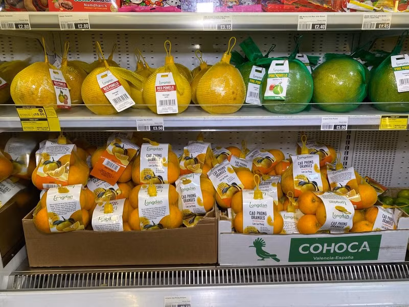 Des fruits vietnamiens sur les étagères d'un supermarché au Royaume-Uni. Photo : VNA.