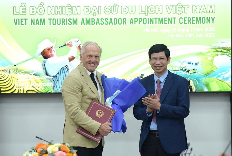 Le vice-ministre de la Culture, des Sports et du Tourisme, Hô An Phong, remet la décision de reconduire Greg Norman, en tant qu'ambassadeur du tourisme du Vietnam pour la période 2025-2030. Photo : TITC.