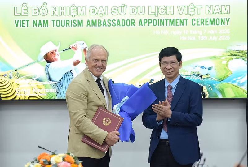 Le vice-ministre de la Culture, des Sports et du Tourisme, Hô An Phong, remet la décision de reconduire Greg Norman, en tant qu'ambassadeur du tourisme du Vietnam pour la période 2025-2030. Photo : TITC.