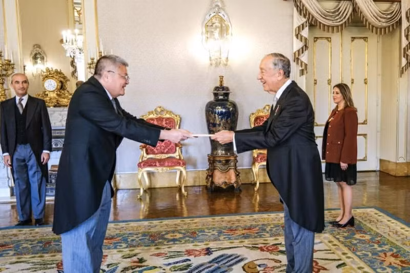 L’ambassadeur du Vietnam au Portugal, Nguyen Manh Thang, remet les lettres de créance du président vietnamien, Luong Cuong, au président portugais, Marcelo Rebelo de Sousa. Photo : NDEL.