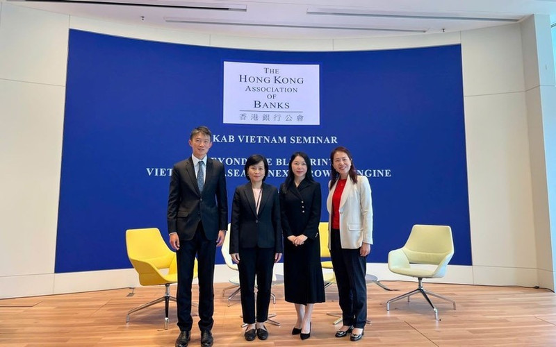 Le Duc Hanh, consule générale du Vietnam à Hong Kong (deuxième à partir de la gauche), et des délégués participant à l'événement. Photo : VNA.