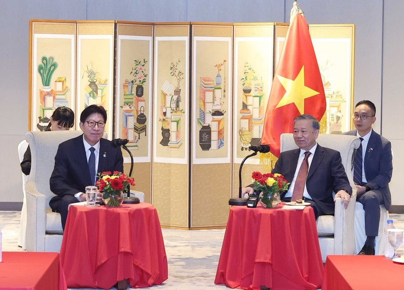 Le secrétaire général du Parti communiste du Vietnam (PCV), Tô Lâm (à droite) rencontre le maire Park Heong Joon. Photo : VNA