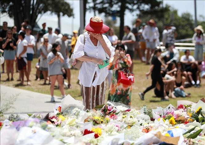 Dépôt de fleurs en hommage aux victimes de la fusillade sur la plage de Bondi, à Sydney (Australie), le 15 décembre 2025. Photo : Xinhua/VNA.