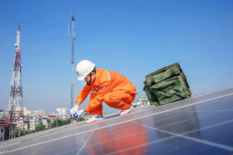L’indépendance énergétique et l’intégration internationale doivent avancer ensemble pour que le Vietnam devienne non seulement un “atelier du monde”, mais un atelier vert ». Photo : hanoimoi.vn