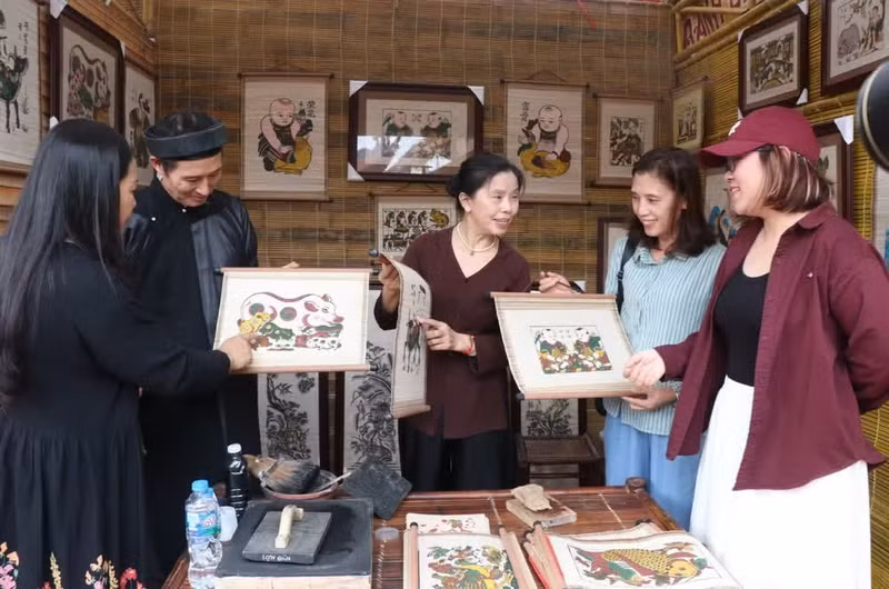 Les artisans peintres folkloriques de Dong Ho présentent leurs œuvres aux visiteurs lors du festival « Retour à la région patrimoniale de Bac Ninh - 2026 ». Photo : NDEL.