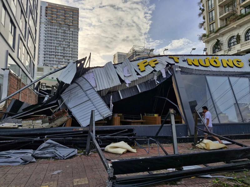 Après le typhon Kalmaegi, à Gia Lai, des arbres sont tombés partout dans les rues. Photo : VOV.