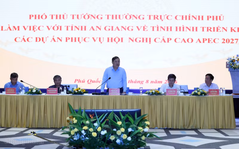 Le vice-Premier ministre permanent Pham Gia Tuc (debout). Photo: VGP