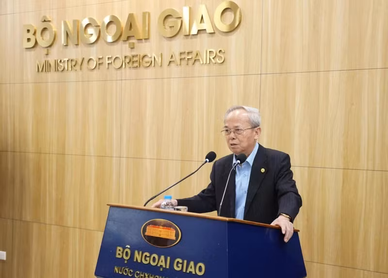 Le professeur Dinh Xuan Dung, ancien membre du Conseil central de théorie, ancien vice-président du Conseil de critique littéraire et artistique, présente son intervention. Photo : baoquocte.vn