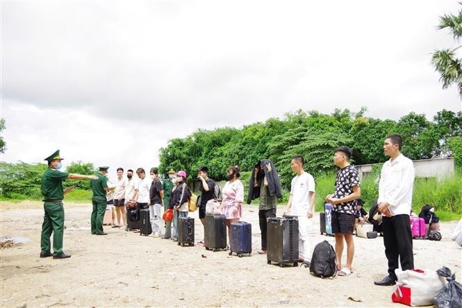 Réception des citoyens vietnamiens rapatriés du Cambodge. Photo : VNA.
