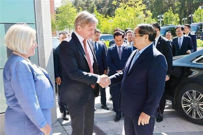 Le Premier ministre Pham Minh Chinh (à droite) visite l'Université d'Uppsala. Photo : VNA.