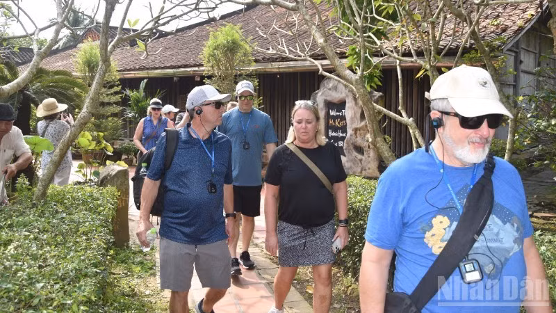 Des touristes étrangers visitent la maison ancienne de Tran Tuan Kiet, le 2 décembre 2025. Photo : NDEL