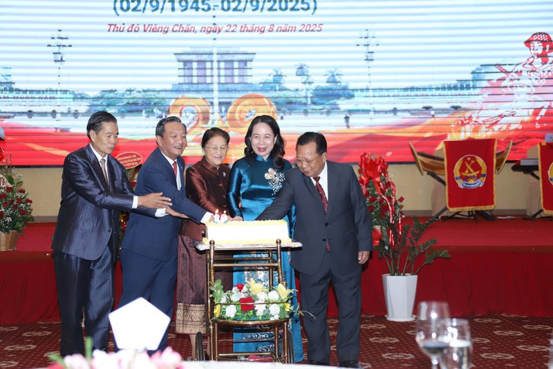 La vice-présidente vietnamienne Vo Thi Anh Xuan et la vice-présidente lao Pany Yathotou ainsi que les délégués découpent un gâteau d'anniversaire lors de l’événement. Photo : VNA.