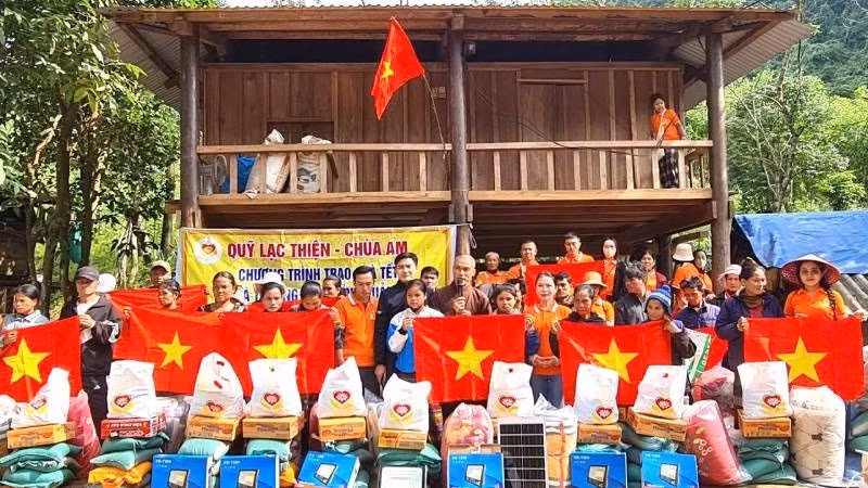 Des habitants du village de Doc May, commune de Truong Son, reçoivent des cadeaux lors du récent Nouvel An lunaire 2026. Photo : NDEL.