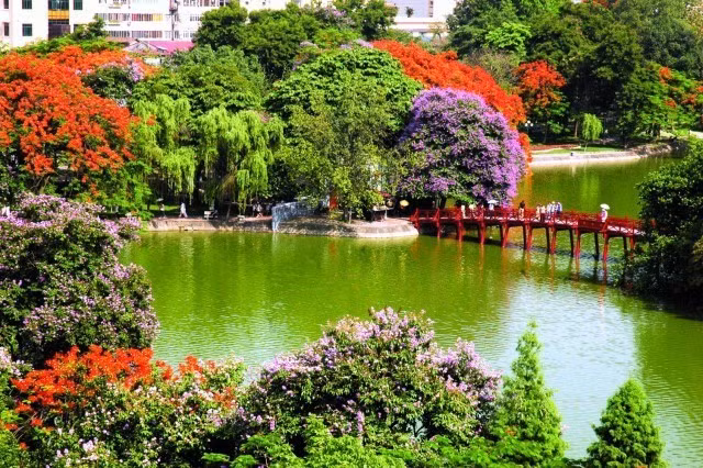 Corbeille de fleurs au coeur de la ville, le lac de l'Épée restituée est un emblème de la ville millénaire. Source: Internet