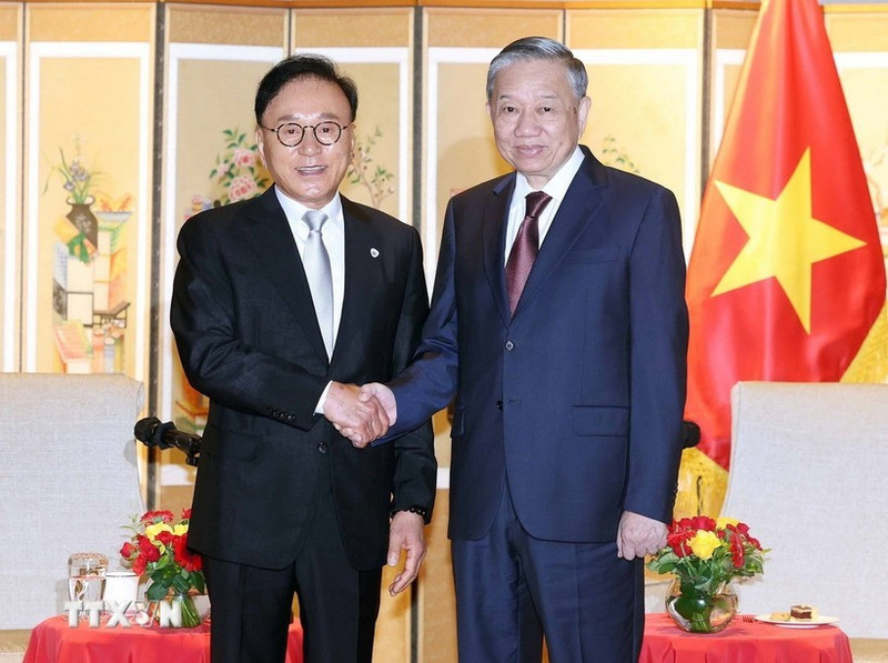 Le secrétaire général du Parti communiste du Vietnam (PCV), To Lam (droite), et l’ancien consul honoraire du Vietnam à Busan, Park Soo Kwan, un ami sincère du peuple vietnamien. Photo: VNA.