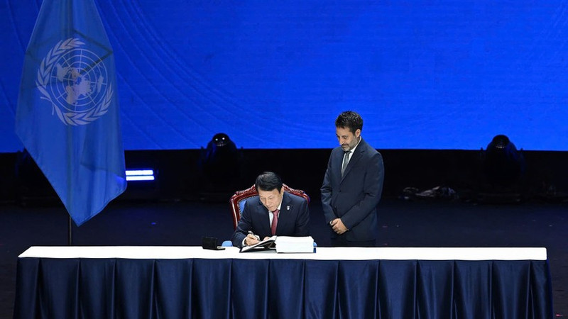 Le ministre vietnamien de la Sécurité publique, Luong Tam Quang, signe la Convention des Nations Unies contre la cybercriminalité. Photo : NDEL