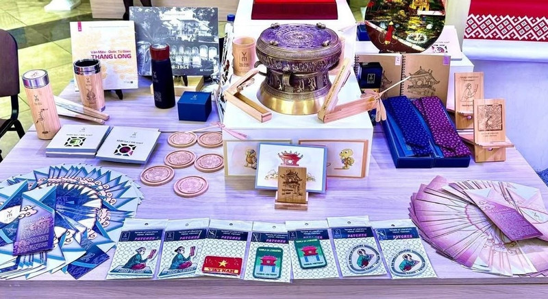 Les souvenirs doivent désormais refléter l’âme du monument, s’inspirer des motifs traditionnels et des figures historiques, tout en étant confectionnés par les villages d’artisans de Hanoï. Photo : NDEL.