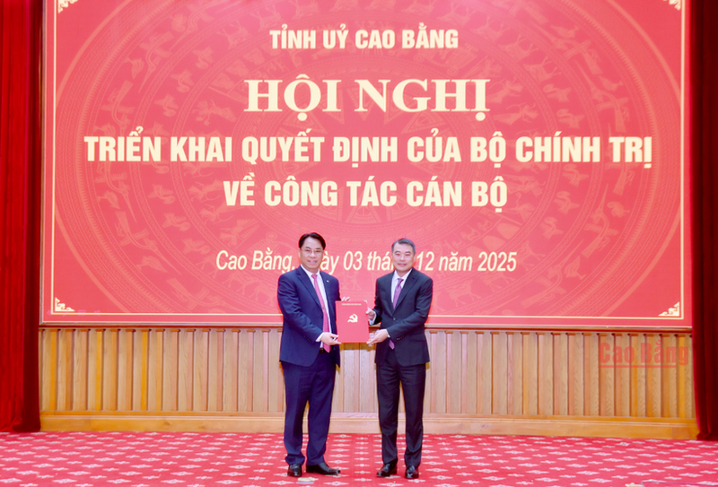 Le Minh Hung, membre du Bureau politique, secrétaire du Comité central du Parti et président de la Commission d'organisation. remet la décision du Bureau politique de nomination de Phan Thang An au poste de secrétaire du Comité provincial du Parti de Cao Bang. Photo : VNA.