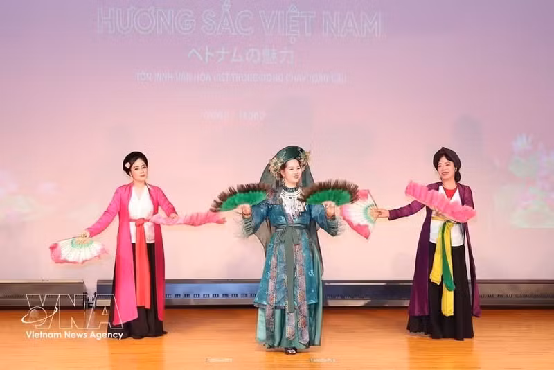 La représentation "Cô dôi Thuong Ngàn" sur la déesse-mère des monts et forêts, au programme d’échange culturel et artistique «Huong sac Viêt Nam» (Parfum et beauté du Vietnam). Photo: VNA