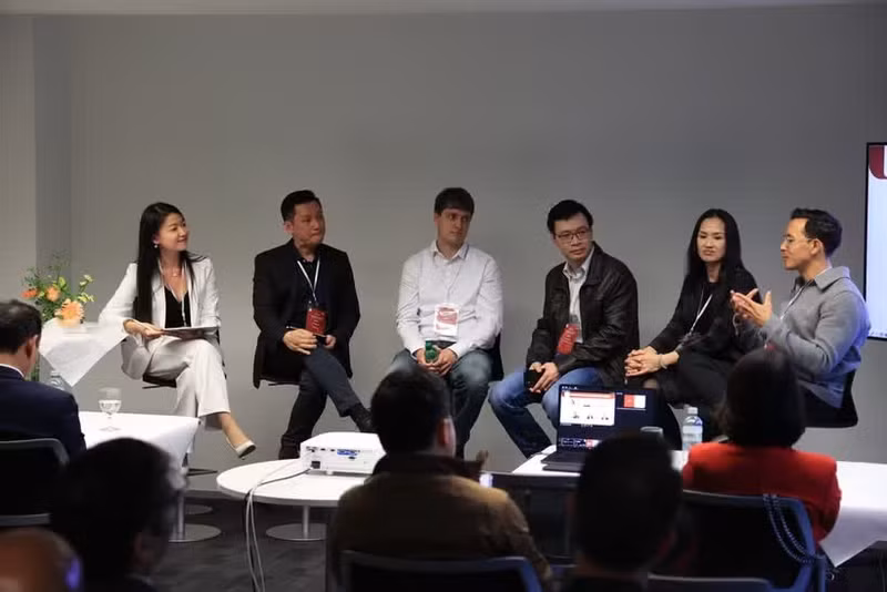 Des participants au dialogue entre le Vietnam et la Suisse sur l’intelligence artificielle et les technologies financières. Photo : VNA.