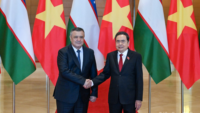 Le président de l’Assemblée nationale du Vietnam (AN), Trân Thanh Mân (droite) et Nuriddin Ismoilov, président de la Chambre législative (Chambre basse) du Parlement d’Ouzbékistan. Photo: NDEL