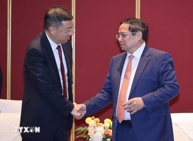Le Premier ministre vietnamien Pham Minh Chinh et Ge Haijiao (à gauche), président du conseil d’administration de la Banque de Chine. Photo : VNA. 