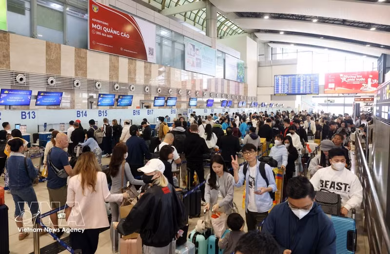 Des passagers à l'aéroport international de Nôi Bai, Hanoi. Photo: VNA.