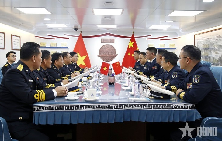 Réunion entre les commandants des deux escadrons navals à bord du navire 568 de la marine chinoise. Photo : qdnd.vn
