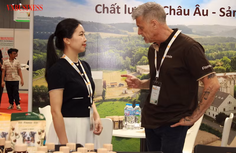 Un acheteur international en discussions avec une représentante de l’entreprise vietnamienne à mesure que les exigences du marché se durcissent. Photo : https://vnbusiness.vn/