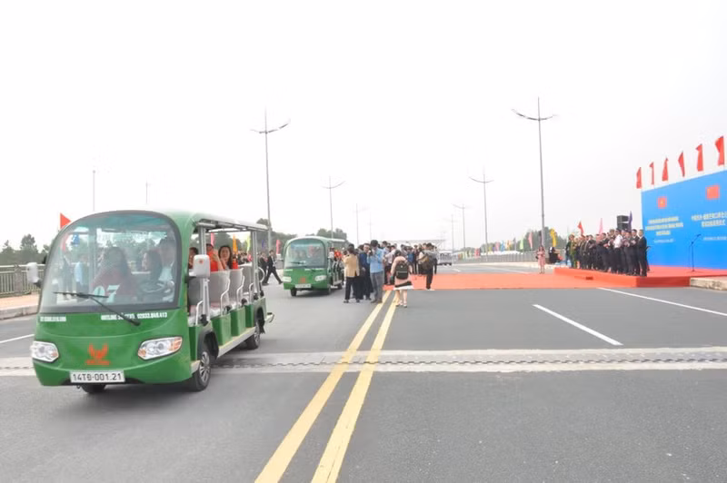 Les touristes entrent et sortent par le poste-frontière international de Mong Cai, près du pont Bac Luân II. Photo : baoquangninh.com.vn