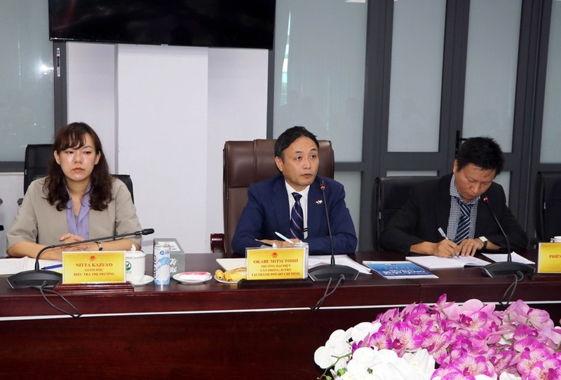 Okabe Mitsutoshi (au centre), représentant en chef du bureau du JETRO à Ho Chi Minh-Ville, prend la parole lors de la réunion. Photo : VNA