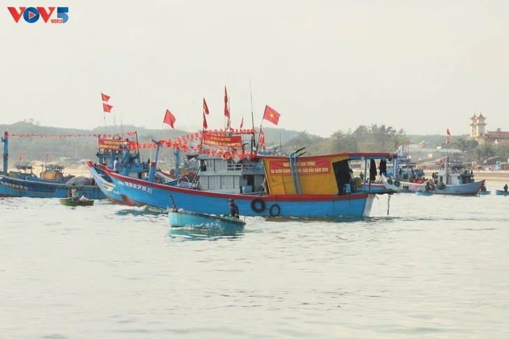 Les pêcheurs de la commune de Van Tuong partent en mer pour la pêche. Photo : VOV.