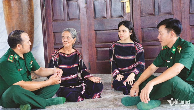 La cheffe de village Siu Phyin, du village de Goòng (commune d’Ia Púch), échange régulièrement et collabore avec les cadres et soldats du poste de garde-frontière d’Ia Púch pour mobiliser et sensibiliser les habitants à la protection commune de la frontière. Photo : vietnamnet.vn