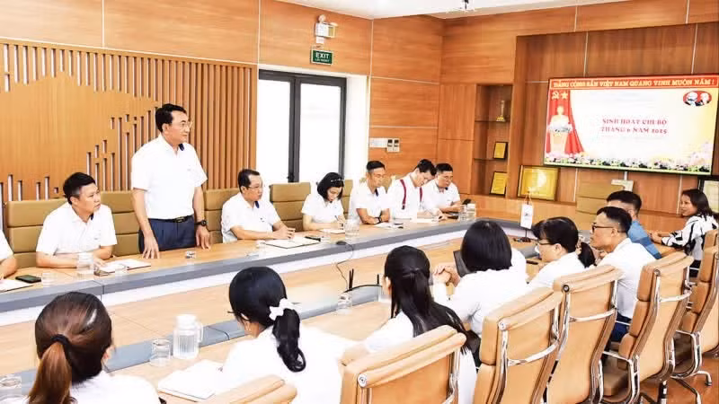 Une réunion de la branche du Parti de la Société par actions Vietnam-Japon de production d'acier de haute qualité. Photo : NDEL.