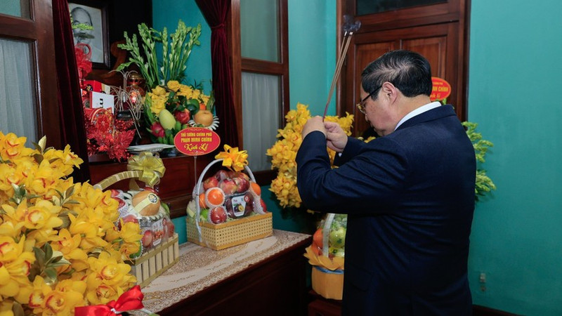 Le Premier ministre Pham Minh Chinh rend hommage au président Hô Chi Minh à la Maison 67. Photo : NDEL.