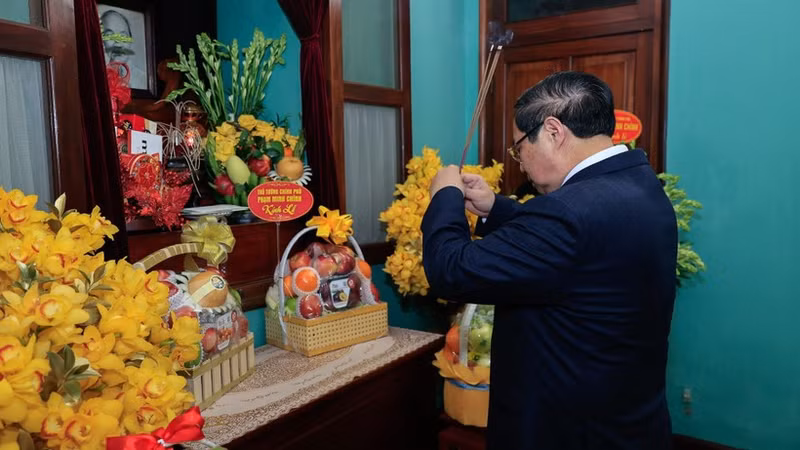 Le Premier ministre Pham Minh Chinh rend hommage au président Hô Chi Minh à la Maison 67. Photo : NDEL.