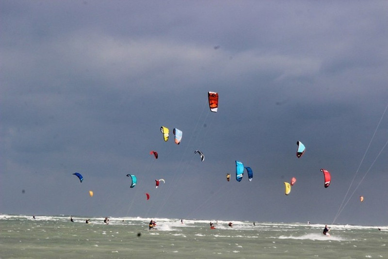 Kitesurf entre le ciel et la mer à Khanh Hoa. Photo : baovanhoa.vn